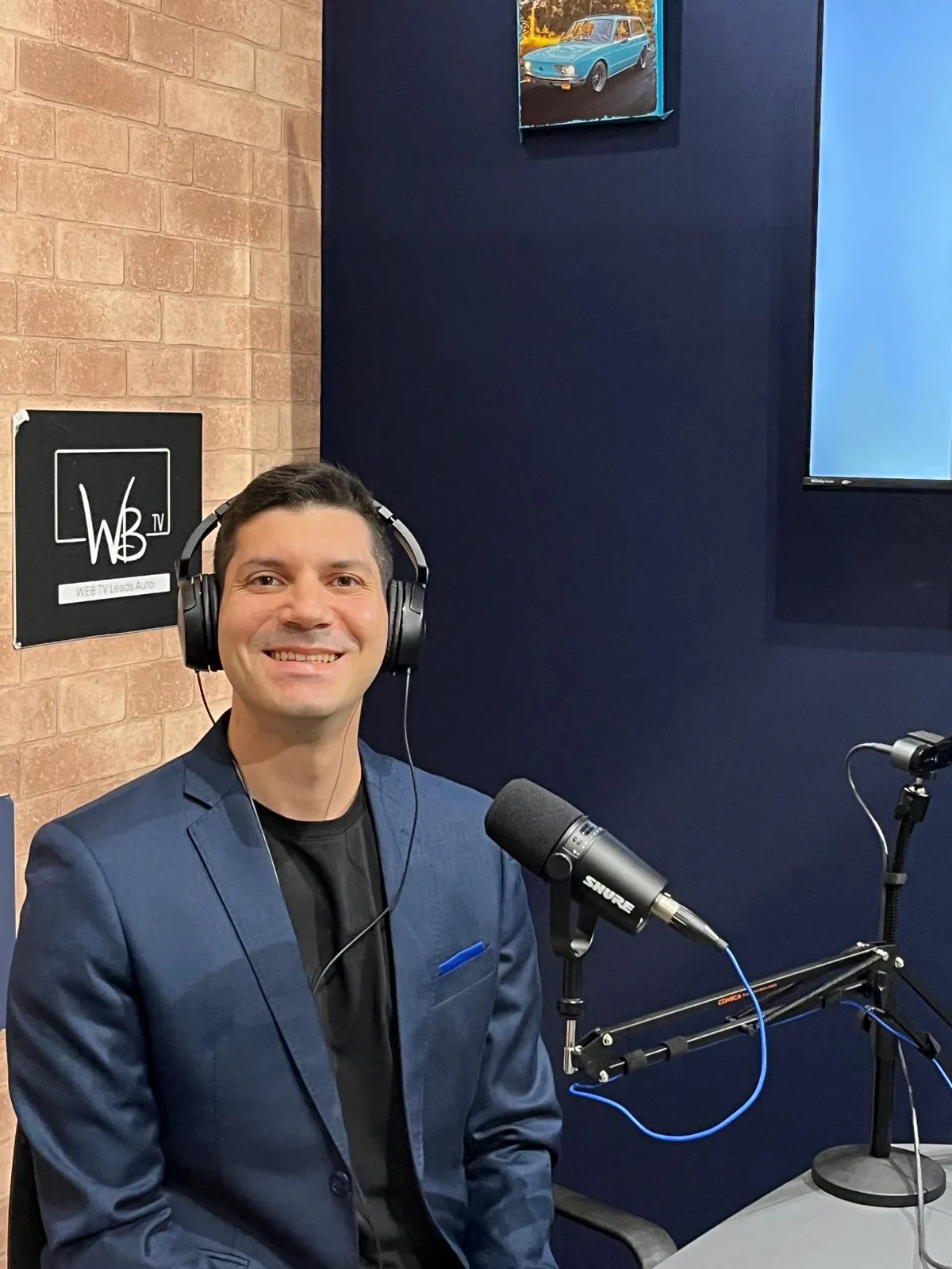 Diego Ayres gravando podcast em um estúdio